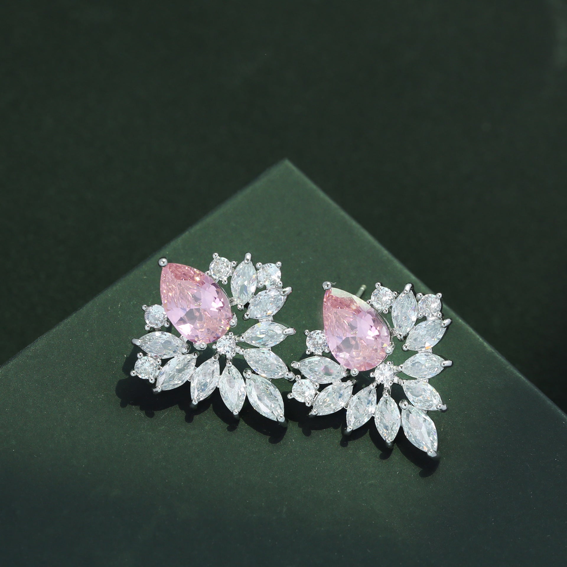 S925鋯石花朵微鑲耳環－商品主圖｜https://igowo.tw/
