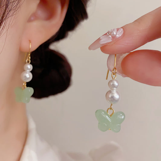 綠色珍珠蝴蝶簡約耳鉤－商品主圖｜https://igowo.tw/