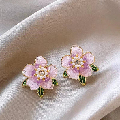 琺瑯珍珠花朵簡約耳釘－細節特寫12｜https://igowo.tw/