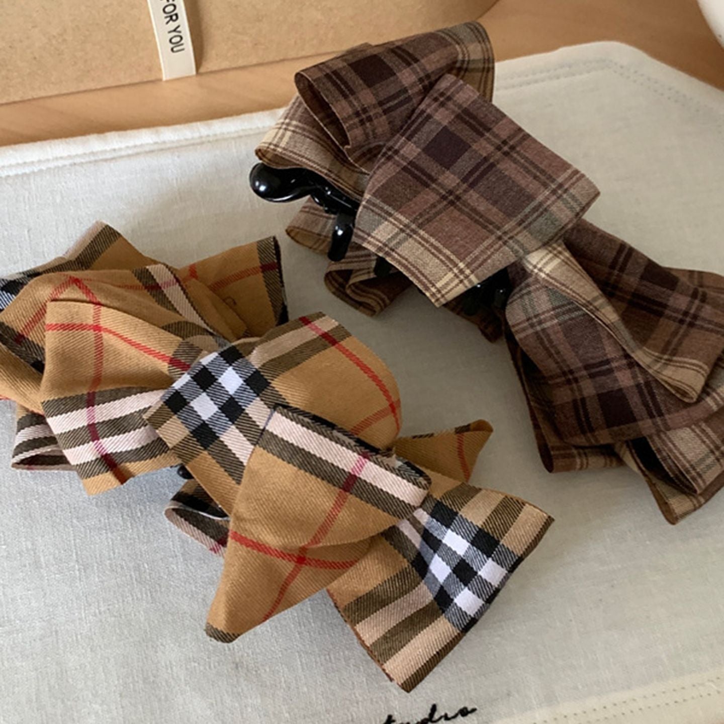 格紋蝴蝶結復古髮夾－卡其香蕉夾款細節｜https://igowo.tw/