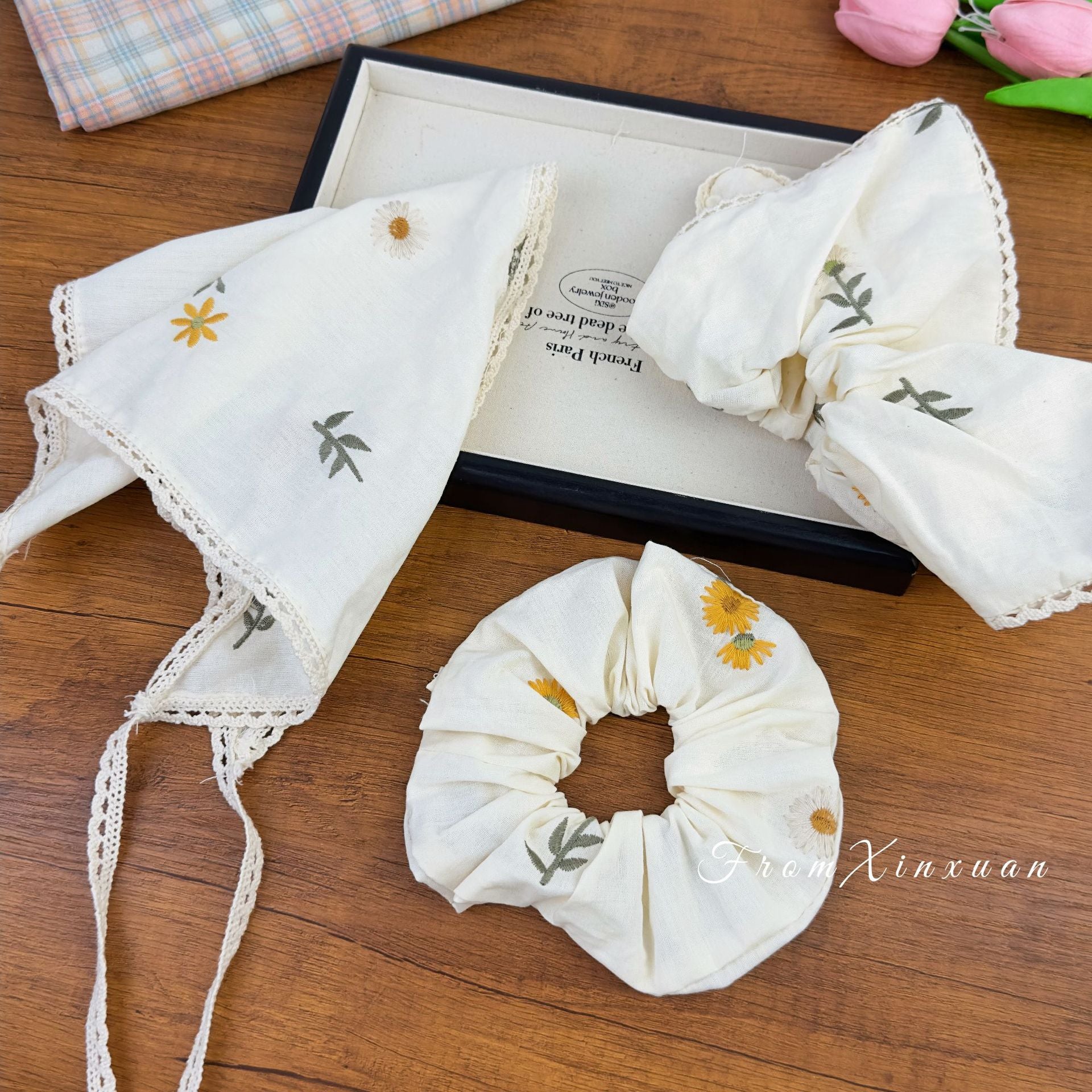 蕾絲雛菊刺繡髮圈－印花方形髮圈款實拍｜https://igowo.tw/