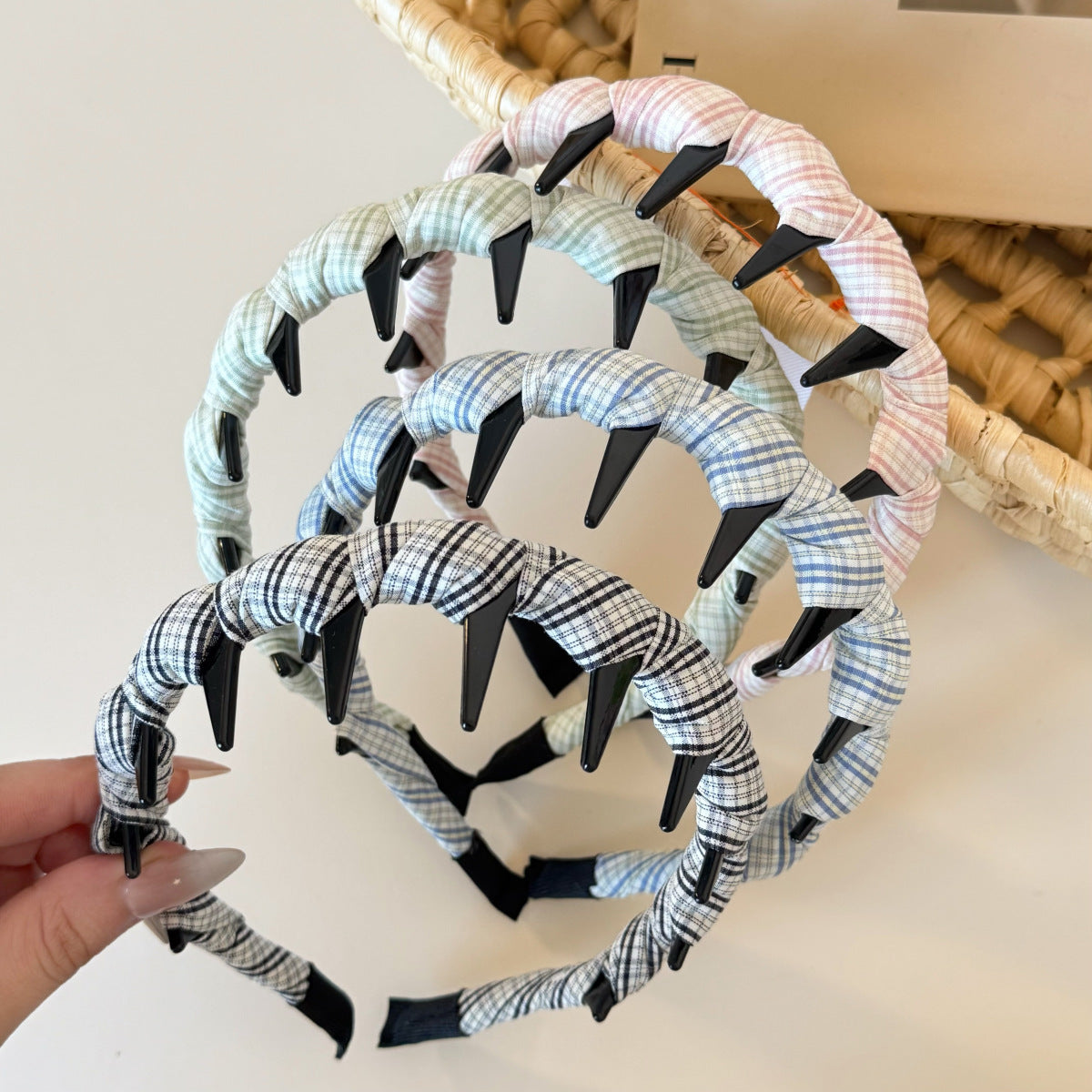 格紋纏繞髮箍－細節特寫1｜https://igowo.tw/