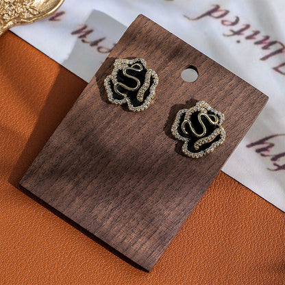 黑色山茶花耳釘－細節特寫2｜https://igowo.tw/
