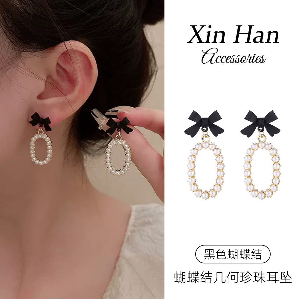 黑色珍珠蝴蝶結耳釘－商品主圖｜https://igowo.tw/