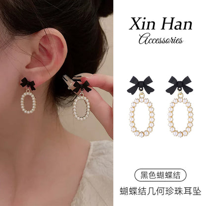 黑色珍珠蝴蝶結耳釘－商品主圖｜https://igowo.tw/