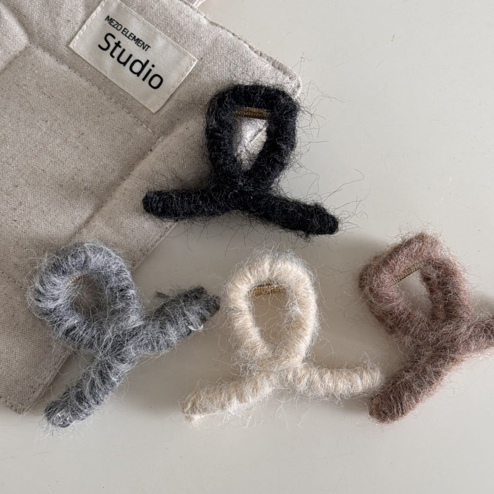 纏繞簡約鯊魚夾－細毛絨抓-米衣架款細節｜https://igowo.tw/