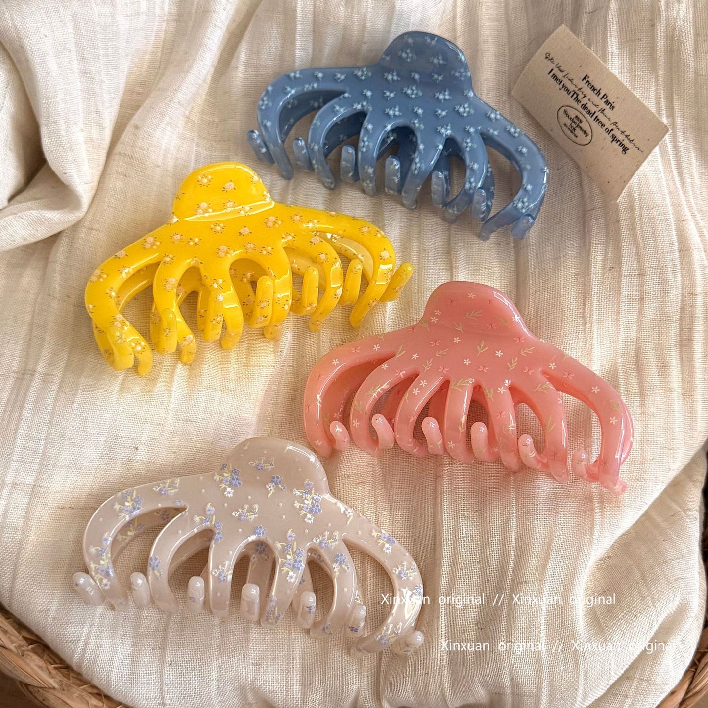 醋酸板材碎花鯊魚夾－灰白款實拍｜https://igowo.tw/