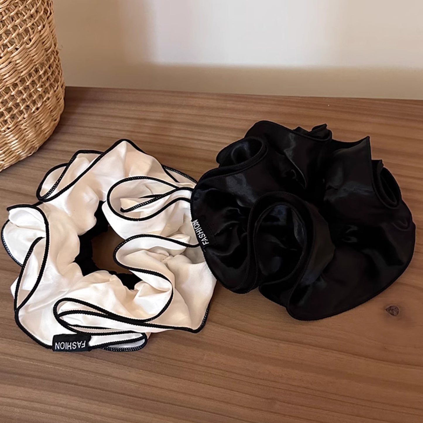 白色大腸圈簡約髮圈－商品主圖｜https://igowo.tw/