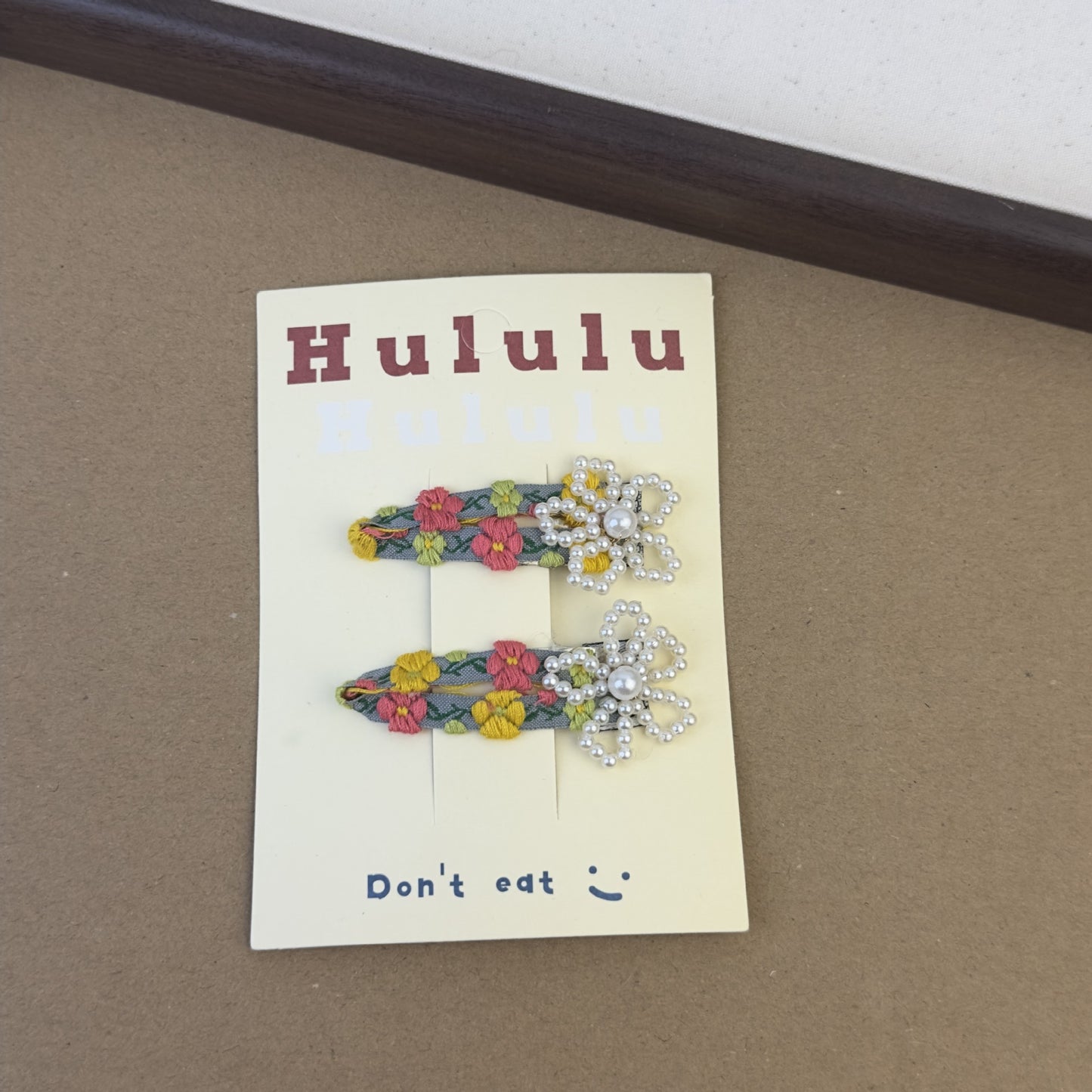 串珠碎花花朵刺繡髮夾－白色對裝款細節｜https://igowo.tw/