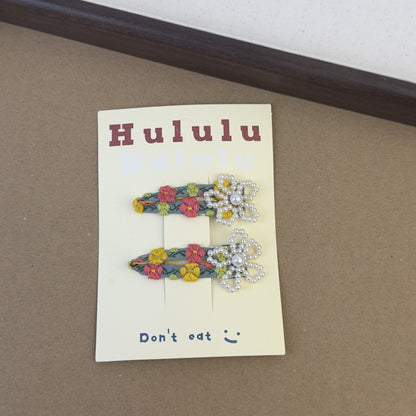 串珠碎花花朵刺繡髮夾－白色對裝款細節｜https://igowo.tw/