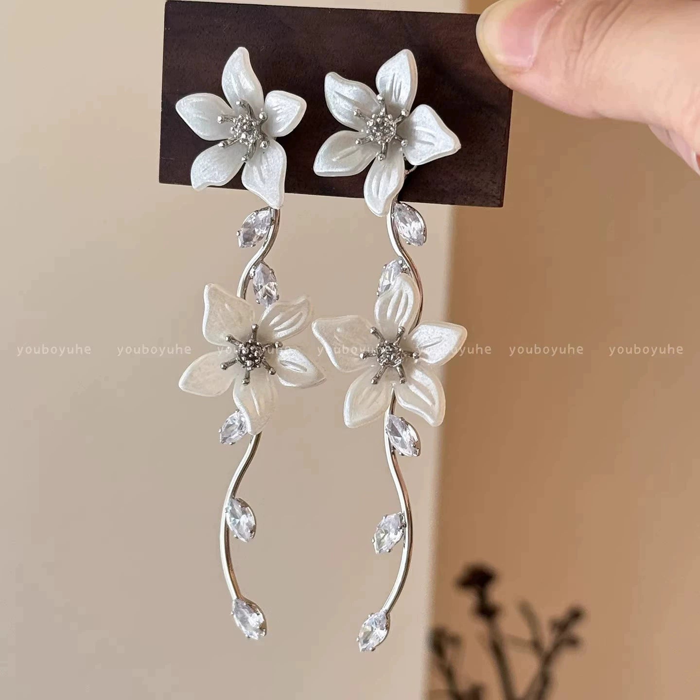 白色花朵耳環－花朵款細節｜https://igowo.tw/