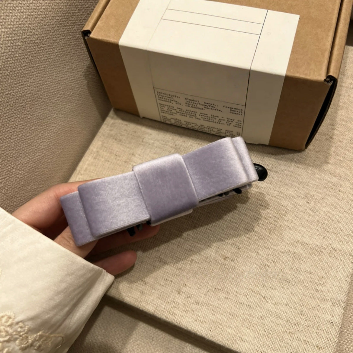 絨面蝴蝶結雙層髮夾－棕色絲絨彈簧夾款細節｜https://igowo.tw/
