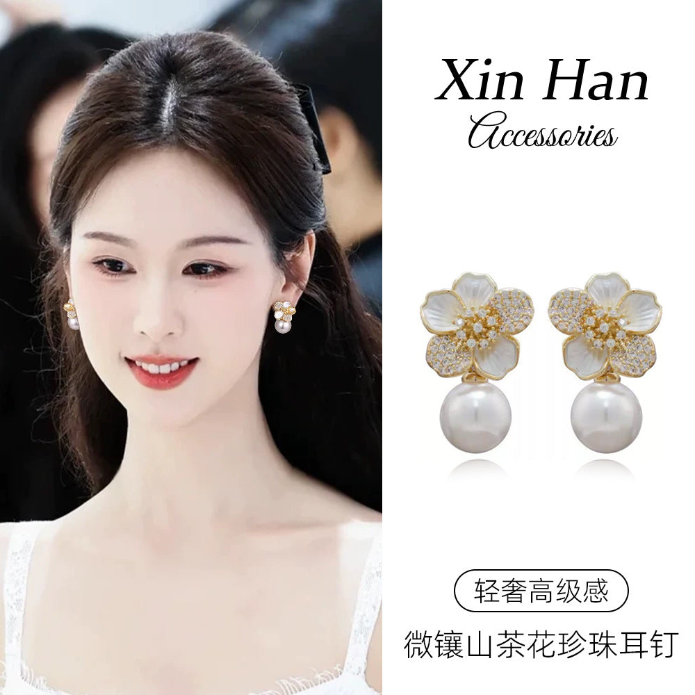 琺瑯山茶花微鑲耳釘－商品主圖｜https://igowo.tw/