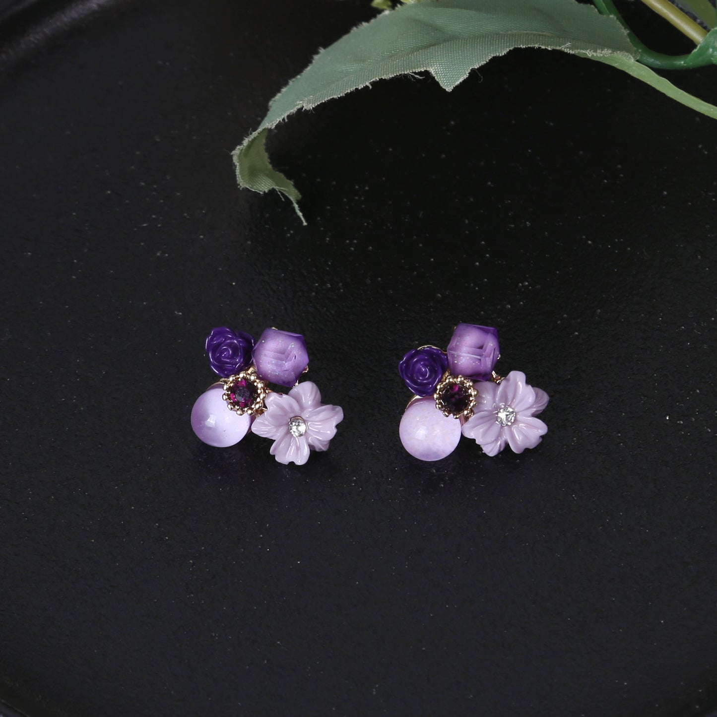 貓眼石花朵鑲鑽耳環－商品主圖｜https://igowo.tw/