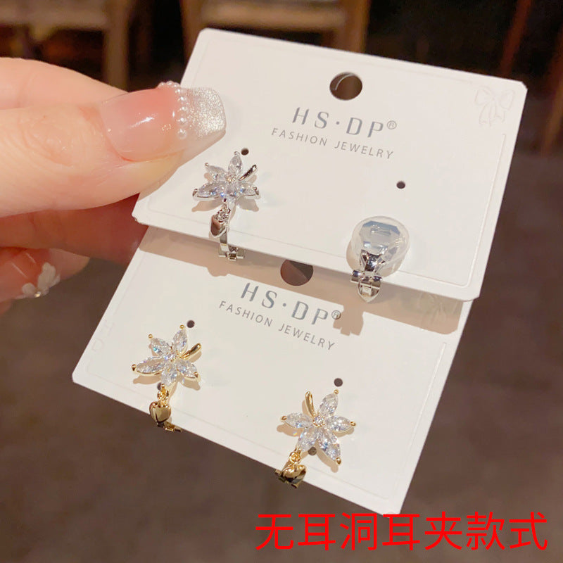 鋯石樹葉愛心耳夾－商品主圖｜https://igowo.tw/