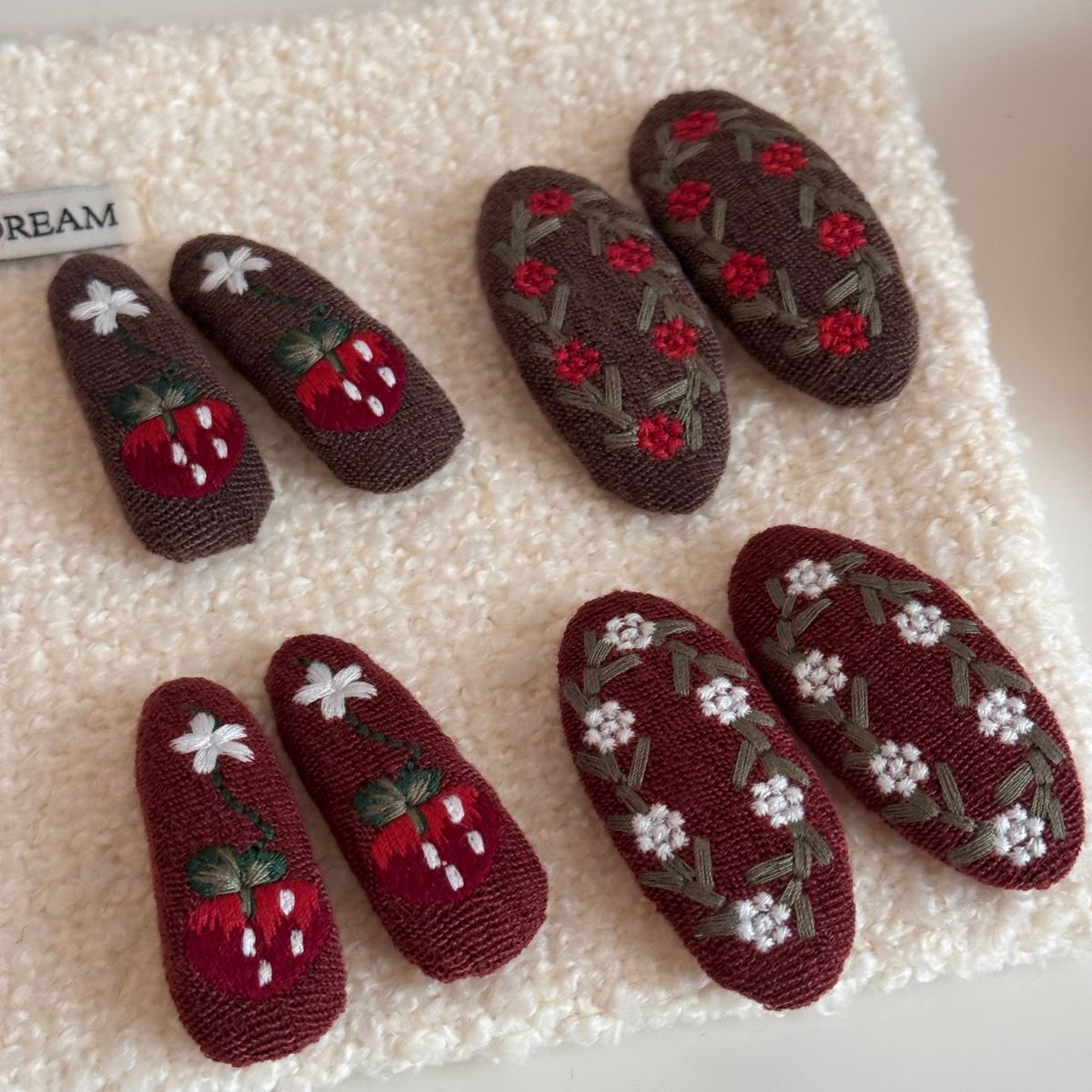 針織布面橢圓刺繡髮夾－細節特寫2｜https://igowo.tw/