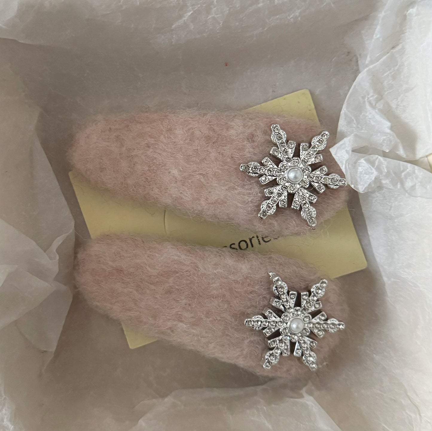 銀色絨面雪花髮夾－商品主圖｜https://igowo.tw/