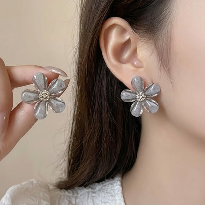 花朵簡約耳扣－灰色款實拍｜https://igowo.tw/