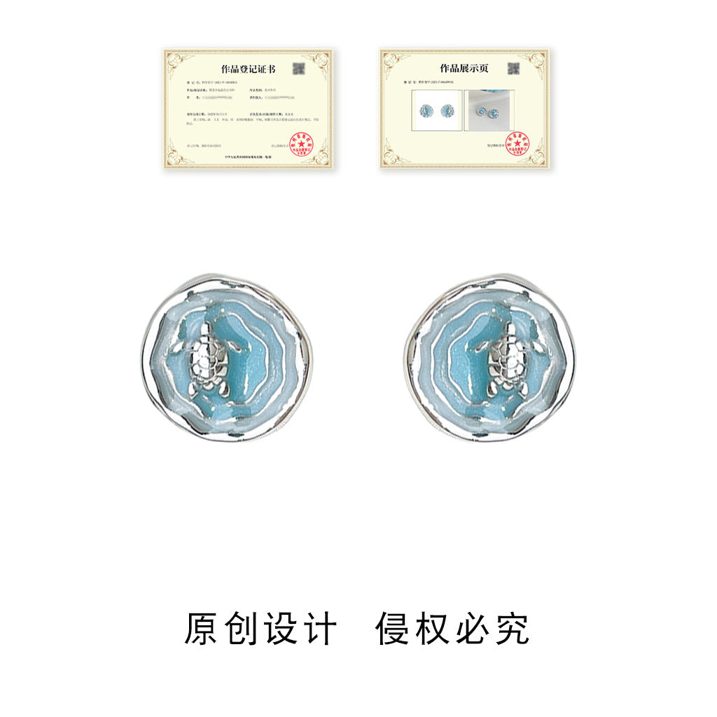 藍色琺瑯銀針耳釘－原創版權鯨魚耳夾款細節｜https://igowo.tw/