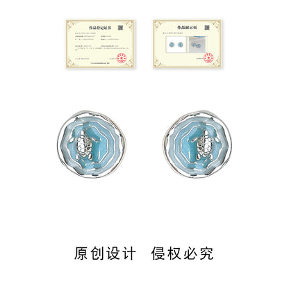 藍色琺瑯銀針耳釘－原創版權鯨魚耳夾款細節｜https://igowo.tw/