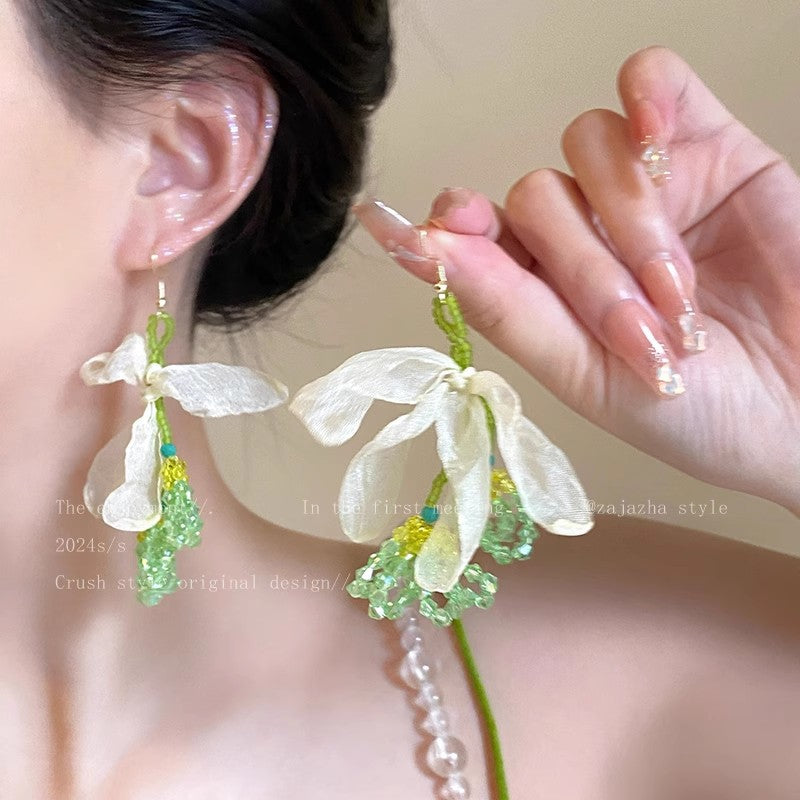 綠色串珠花朵誇張耳釘－商品主圖｜https://igowo.tw/