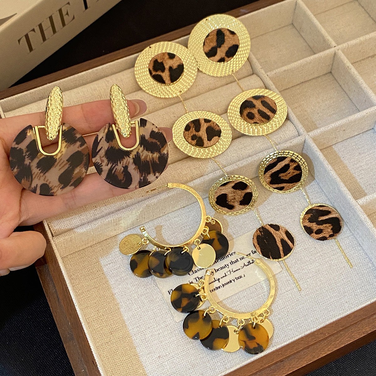 銀針豹紋波點流蘇耳環－商品主圖｜https://igowo.tw/
