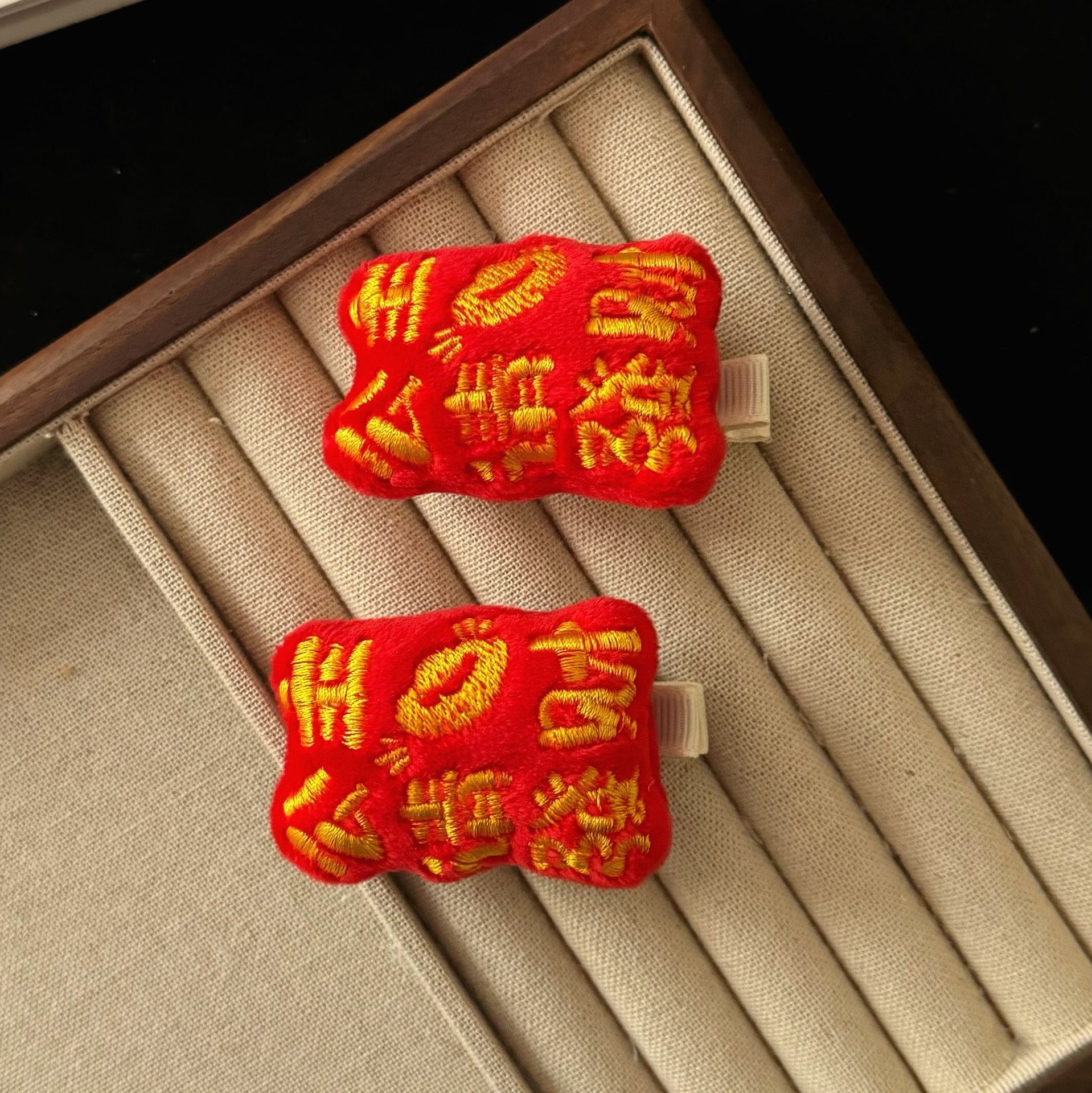 紅色文字髮夾－商品主圖｜https://igowo.tw/