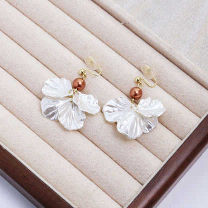 白色珍珠花朵流蘇耳環－1/香檳色款細節｜https://igowo.tw/