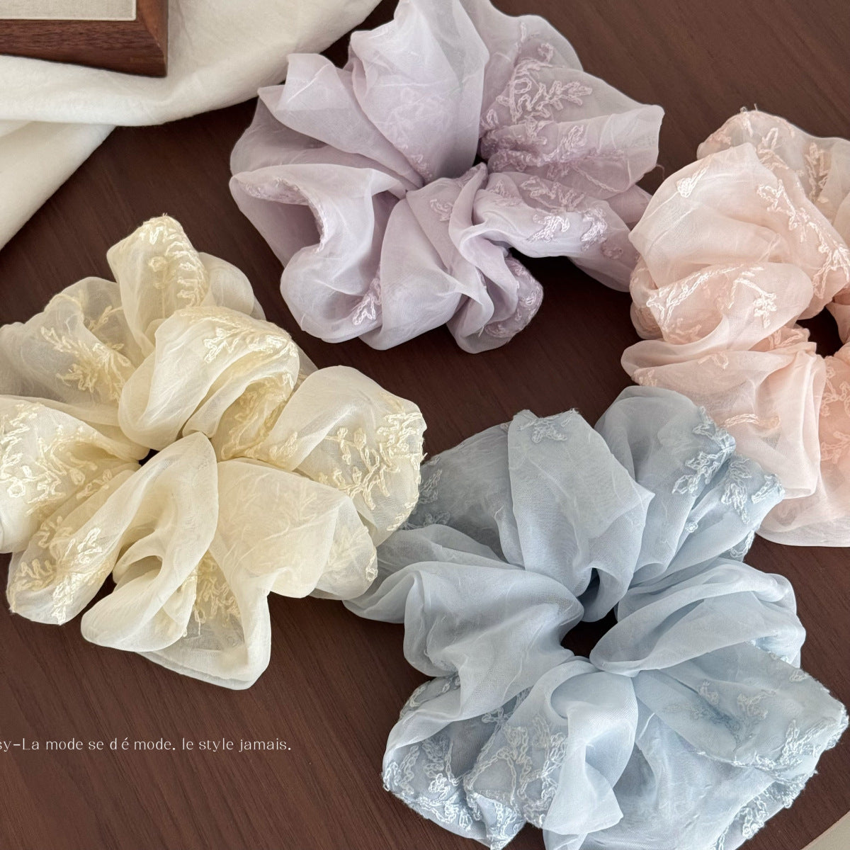 大腸圈刺繡髮圈－商品主圖｜https://igowo.tw/
