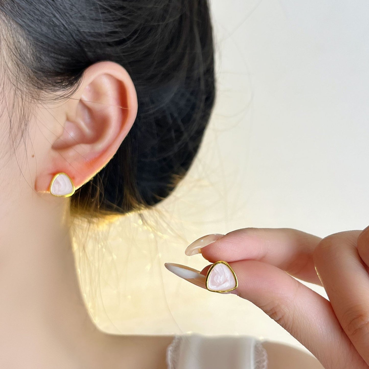 三角形簡約耳釘－細節特寫2｜https://igowo.tw/