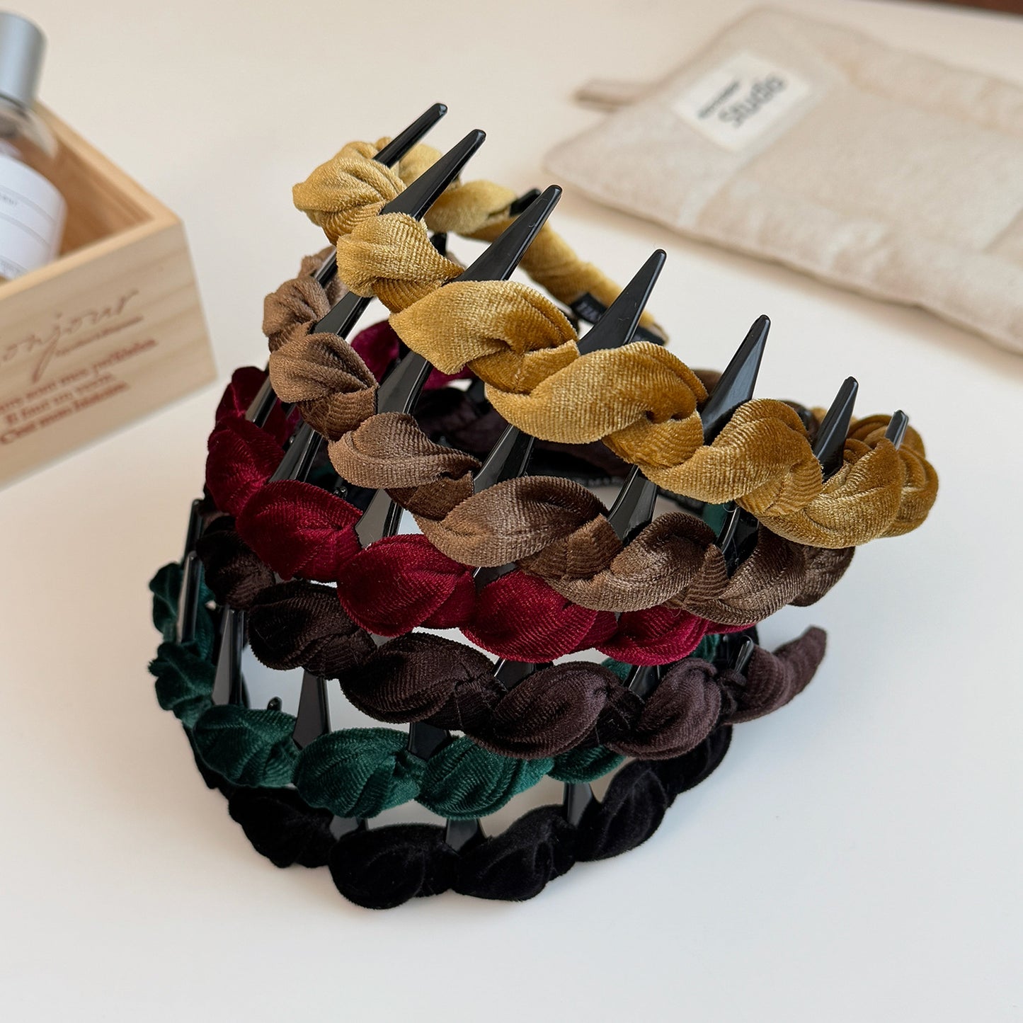 絨面波浪纏繞簡約髮箍－淺咖色款細節｜https://igowo.tw/