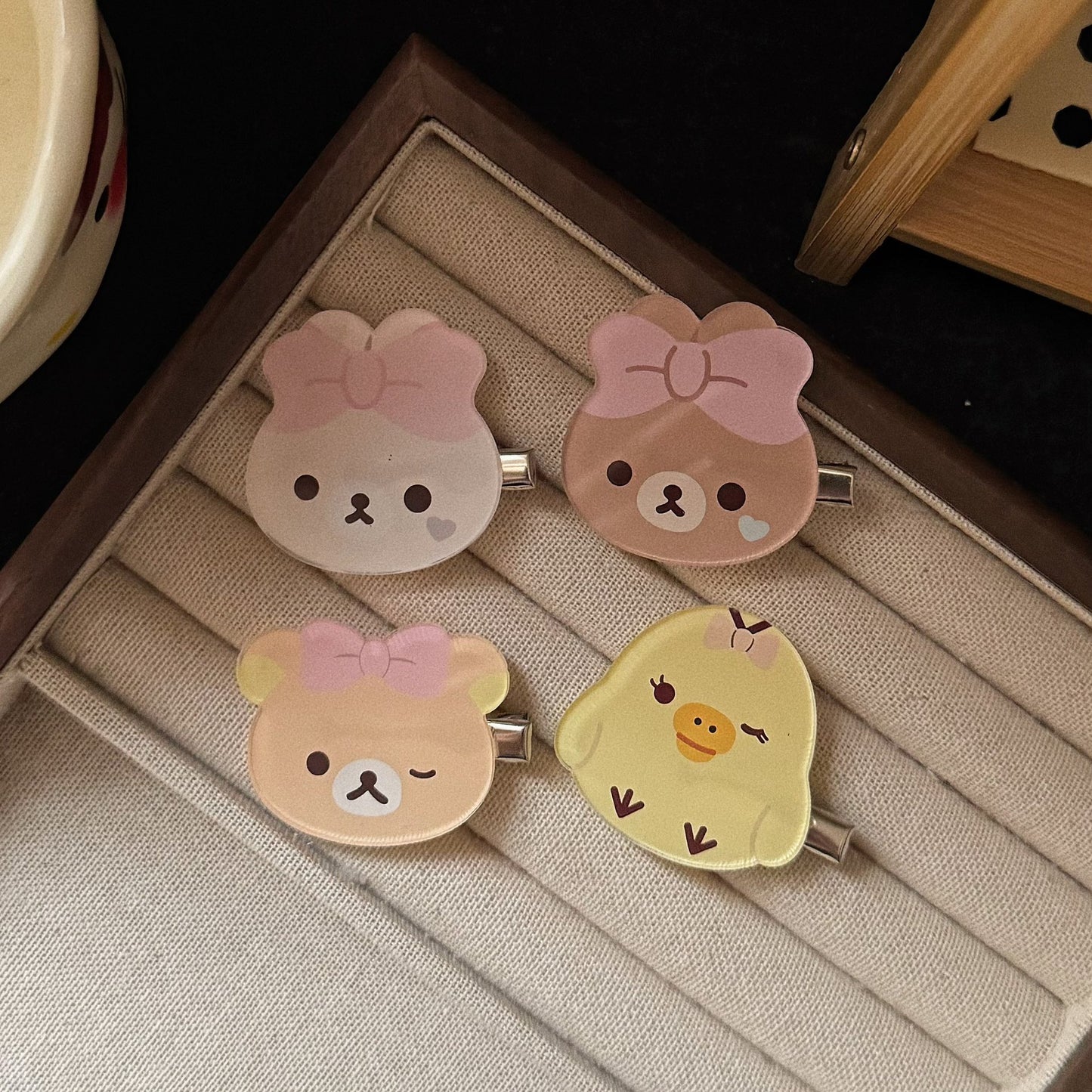 棕色領結小熊髮夾－小黃鴨髮夾款細節1｜https://igowo.tw/