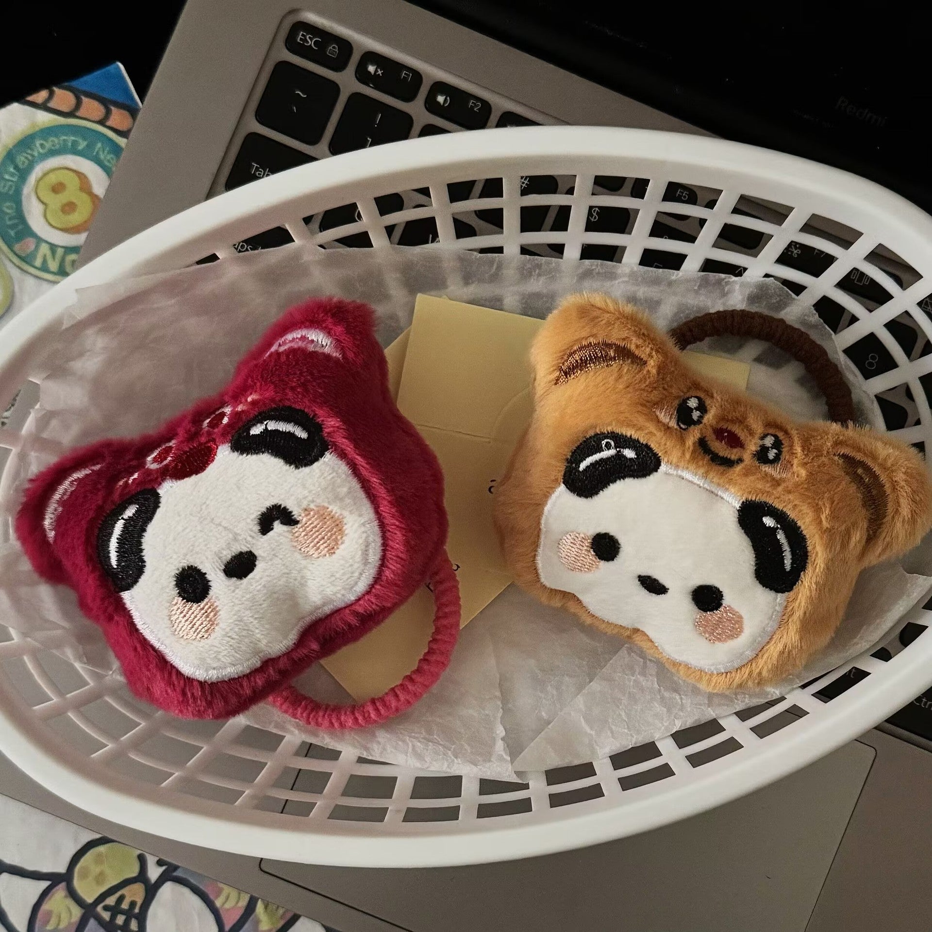 紅色絨面小熊卡通髮圈－商品主圖｜https://igowo.tw/