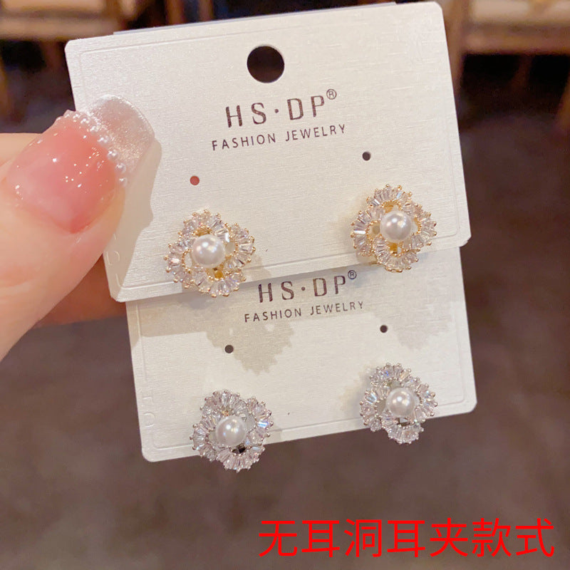 珍珠鋯石花朵耳夾－商品主圖｜https://igowo.tw/