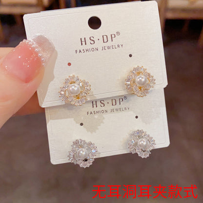 珍珠鋯石花朵耳夾－商品主圖｜https://igowo.tw/