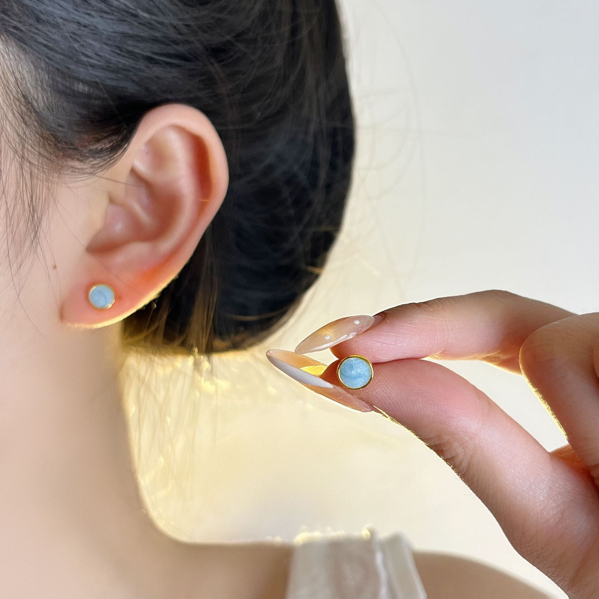 圓形小巧簡約耳釘－細節特寫3｜https://igowo.tw/