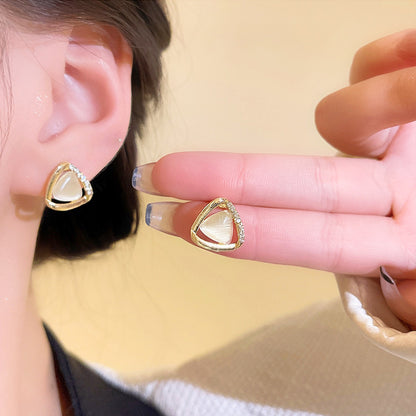 貓眼石三角形鑲鑽耳釘－商品主圖｜https://igowo.tw/