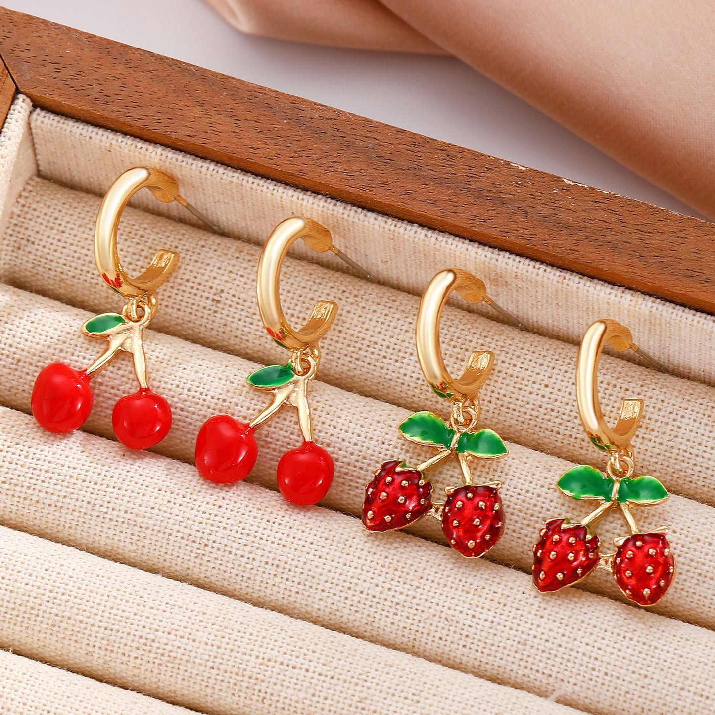 紅色櫻桃草莓耳環－商品主圖｜https://igowo.tw/