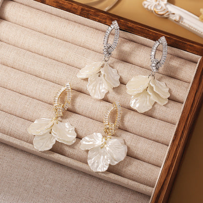 S925白色花朵耳環－商品主圖｜https://igowo.tw/