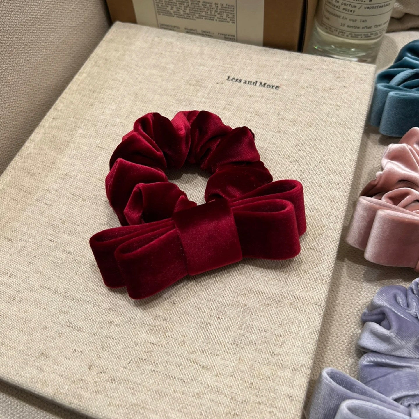 絨面蝴蝶結大腸圈髮圈－入桃粉款細節｜https://igowo.tw/