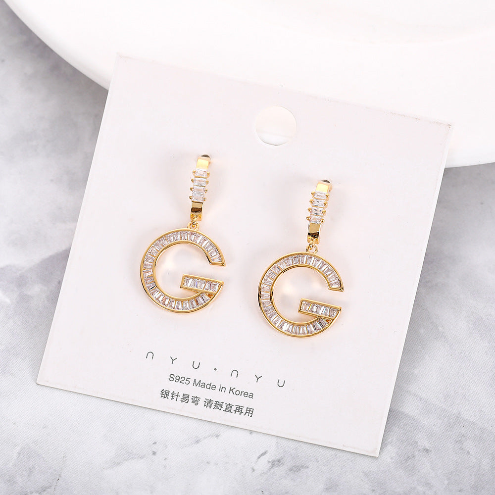 S925鋯石字母簡約耳釘－商品主圖｜https://igowo.tw/