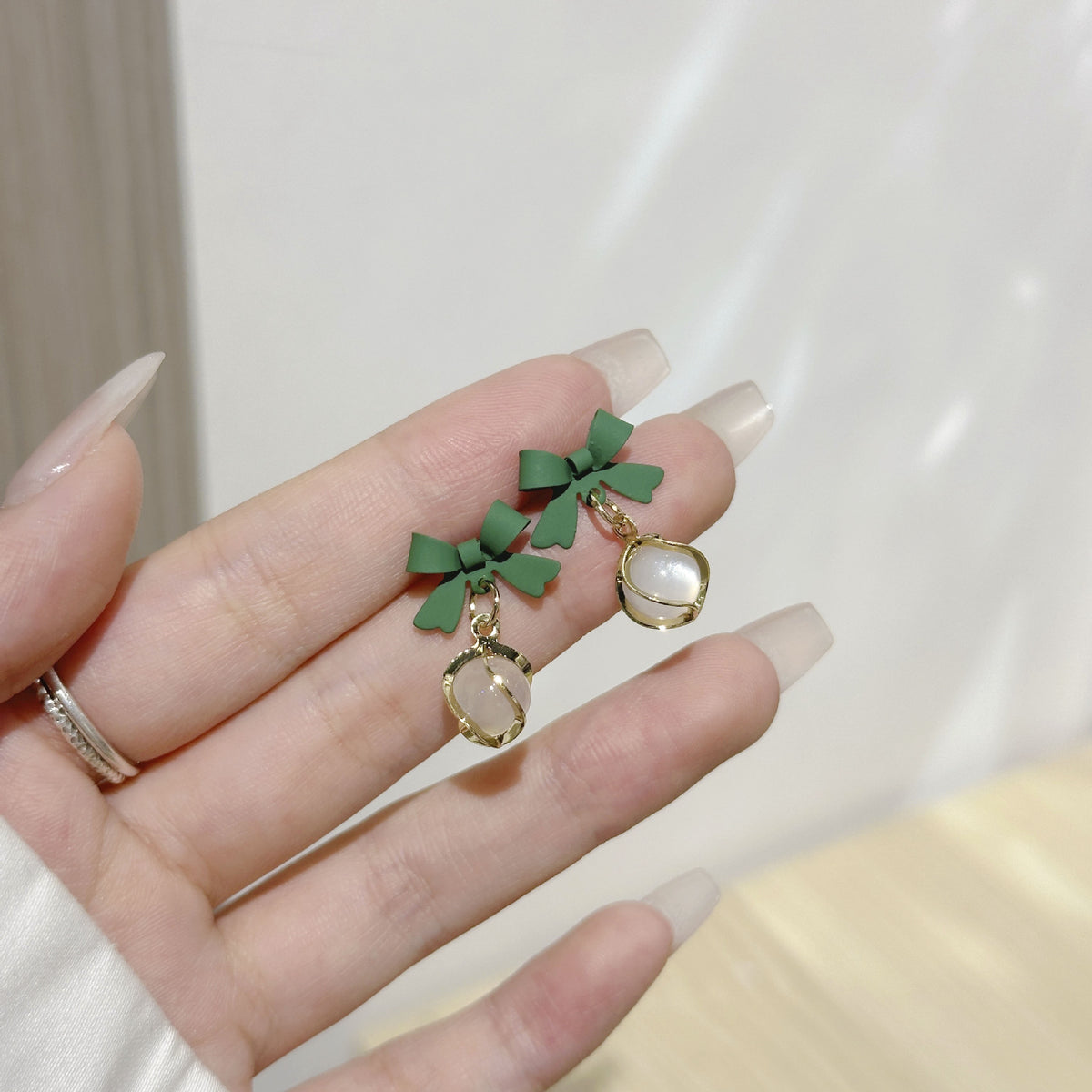 貓眼石蝴蝶結耳釘－第二視角實拍｜https://igowo.tw/