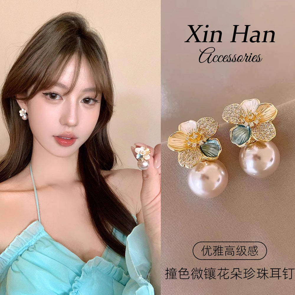 琺瑯山茶花微鑲耳釘－商品主圖｜https://igowo.tw/