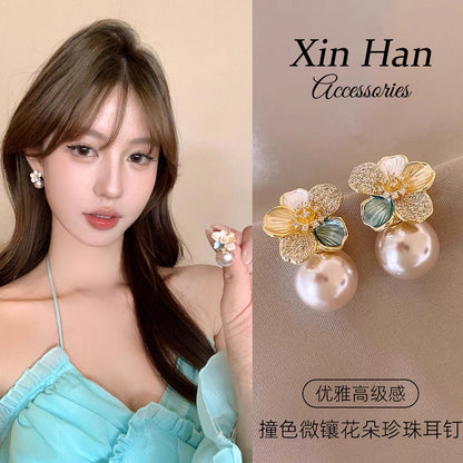 琺瑯山茶花微鑲耳釘－商品主圖｜https://igowo.tw/