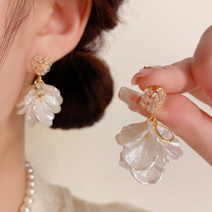 白色花朵流蘇鑲鑽耳墜－商品主圖｜https://igowo.tw/
