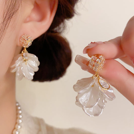 白色花朵流蘇鑲鑽耳墜－商品主圖｜https://igowo.tw/