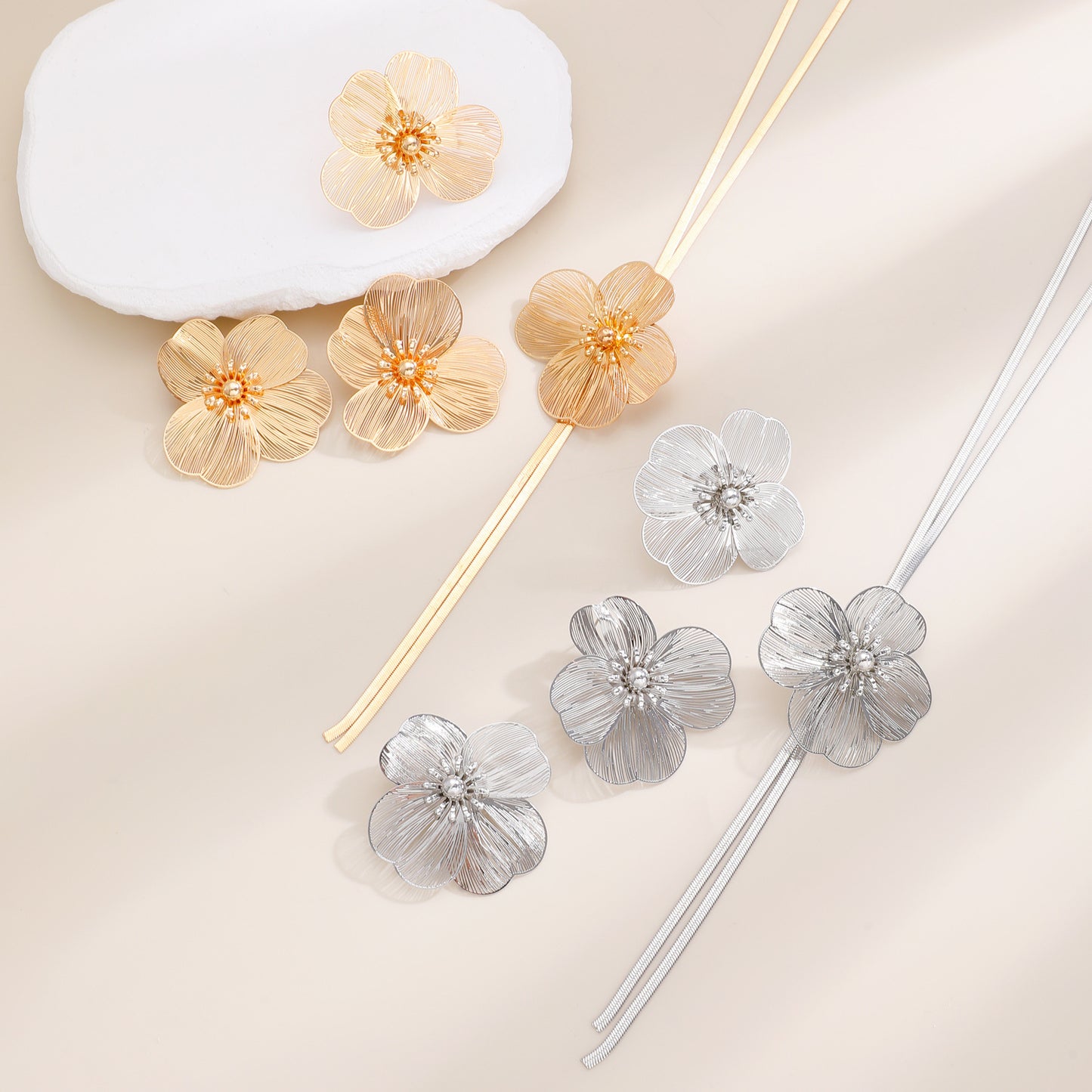 金色花朵復古耳釘－細節特寫1｜https://igowo.tw/