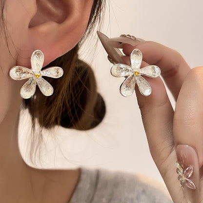銀針花朵簡約耳釘－商品主圖｜https://igowo.tw/