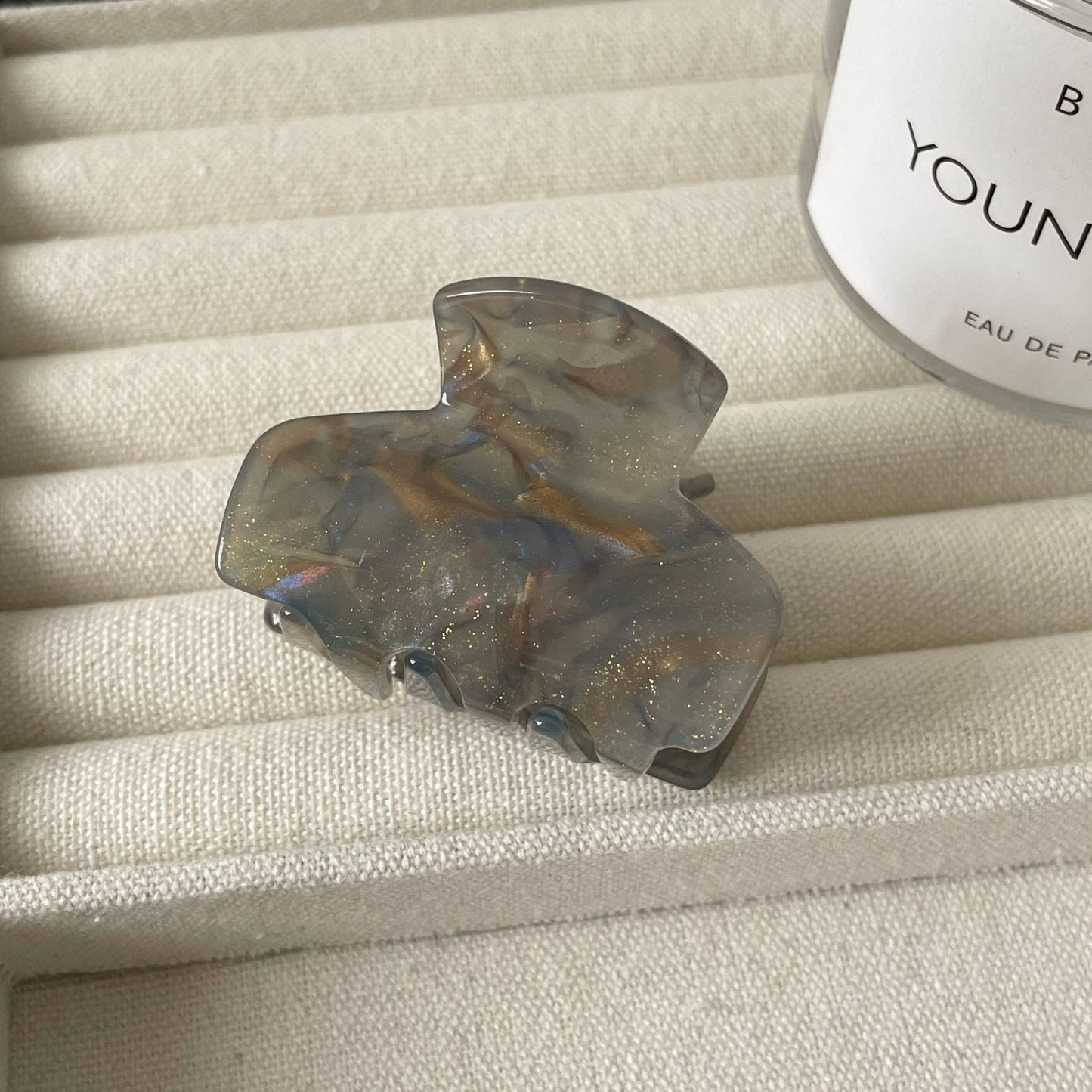 醋酸板材鯊魚夾－白金-小號款細節｜https://igowo.tw/