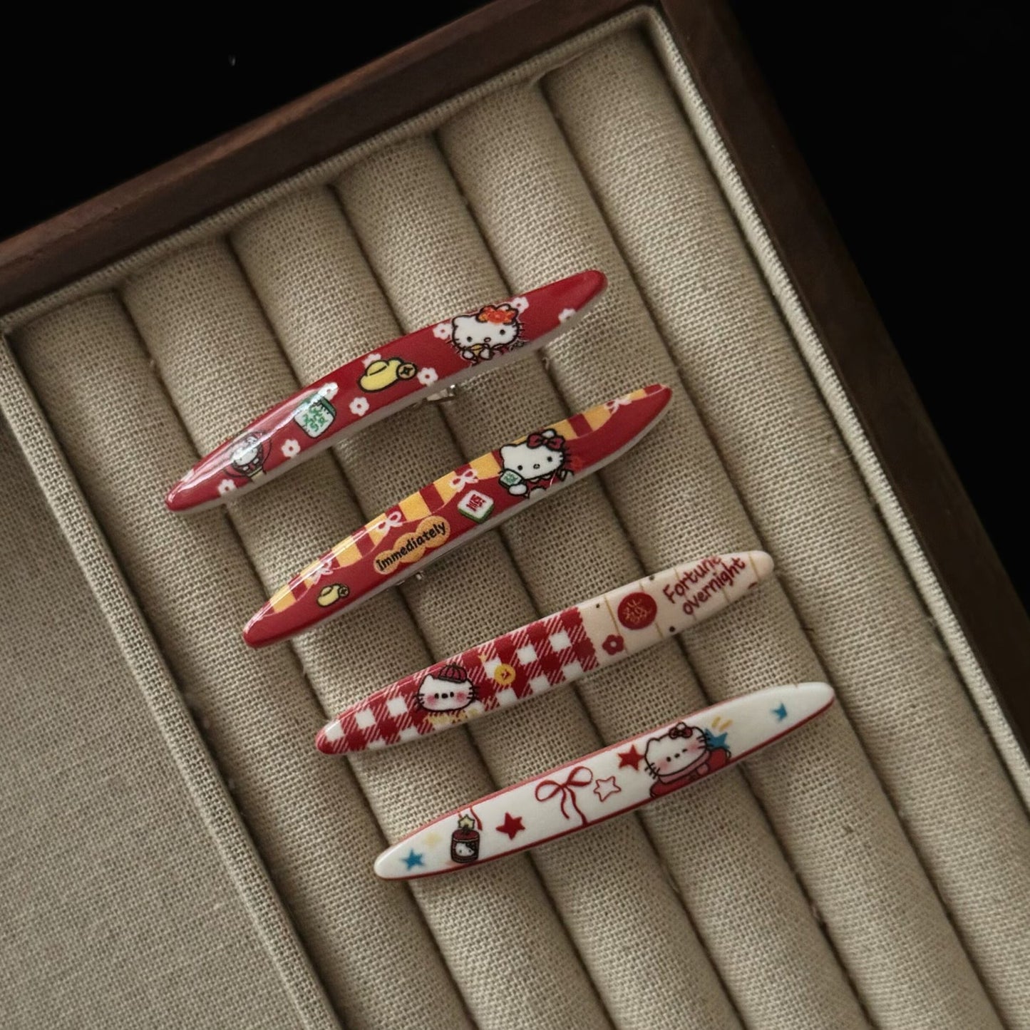 紅色貓咪橢圓髮夾－黃色格子髮夾款實拍｜https://igowo.tw/
